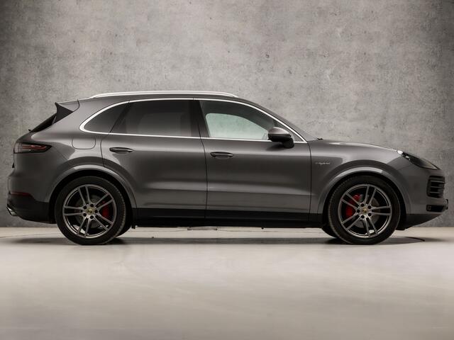 Porsche CAYENNE 3.0 E-Hybrid 463Pk (PANORAMADAK, SPORTCHRONO PAKKET, ORG NEDERLANDS, SFEERVERLICHTING, 14 WEGEN SPORTSTOELEN, KEYLESS, LUCHTVERING, APPLE CARPLAY, DAB+, STUURWIEL VERWARMD, NIEUWSTAAT)