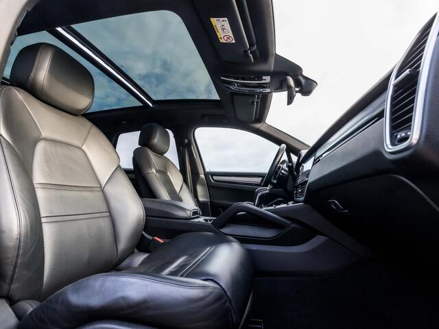 Porsche CAYENNE 3.0 E-Hybrid 463Pk (PANORAMADAK, SPORTCHRONO PAKKET, ORG NEDERLANDS, SFEERVERLICHTING, 14 WEGEN SPORTSTOELEN, KEYLESS, LUCHTVERING, APPLE CARPLAY, DAB+, STUURWIEL VERWARMD, NIEUWSTAAT)