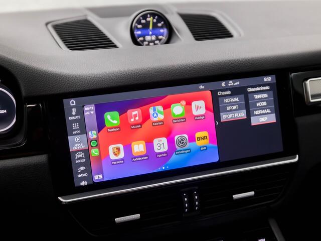 Porsche CAYENNE 3.0 E-Hybrid 463Pk (PANORAMADAK, SPORTCHRONO PAKKET, ORG NEDERLANDS, SFEERVERLICHTING, 14 WEGEN SPORTSTOELEN, KEYLESS, LUCHTVERING, APPLE CARPLAY, DAB+, STUURWIEL VERWARMD, NIEUWSTAAT)