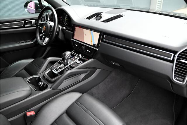 Porsche CAYENNE 3.0 E-Hybrid 462 PK / PANO / SPORTUITLAAT / CARBON / SPORTCHRONO / HUD / ACC / BOSE / SOFTCLOSE