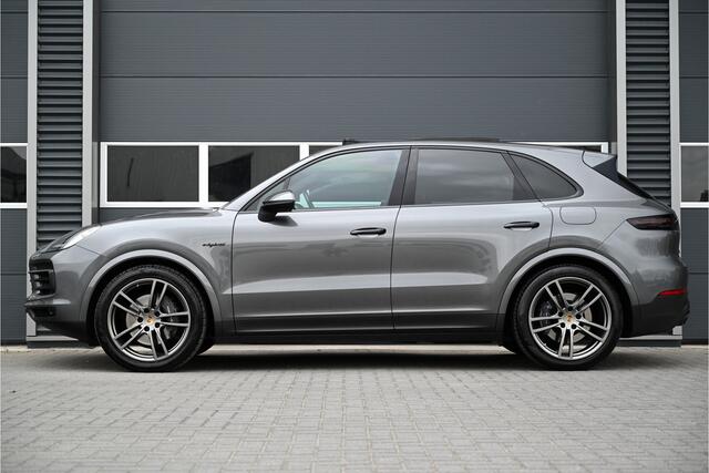 Porsche CAYENNE 3.0 E-Hybrid 462 PK / PANO / SPORTUITLAAT / CARBON / SPORTCHRONO / HUD / ACC / BOSE / SOFTCLOSE