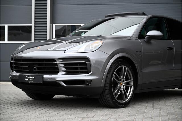 Porsche CAYENNE 3.0 E-Hybrid 462 PK / PANO / SPORTUITLAAT / CARBON / SPORTCHRONO / HUD / ACC / BOSE / SOFTCLOSE