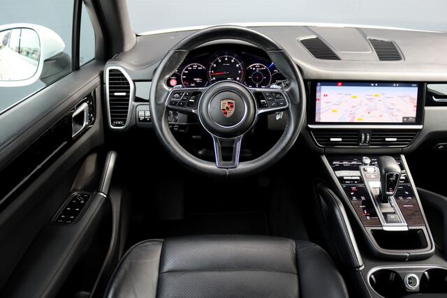 Porsche CAYENNE 3.0 V6 Aut8 | Luchtvering | Panoramadak | Camera | Memory | Trekhaak | Porsche Dynamic Light Systeem | Stoelverwarming V+A | Rijassistentiesysteem Rijstrookwissel |