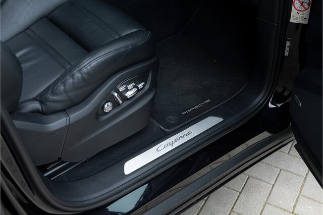 Porsche CAYENNE 3.0 E-Hybrid 462pk ACC Pano PDLS+ GTS Stoelvent. Sport Chrono Alcant.Hemel Luchtv.
