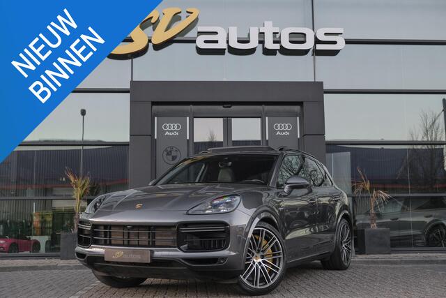 Porsche CAYENNE Turbo S 4.0 V8 680pk E-Hybrid Panoramadak 4-wielsturing Keramisch Luchtvering PDCC Trekhaak Matrix Bose NLauto 22" LMV 1e eigenaar!!