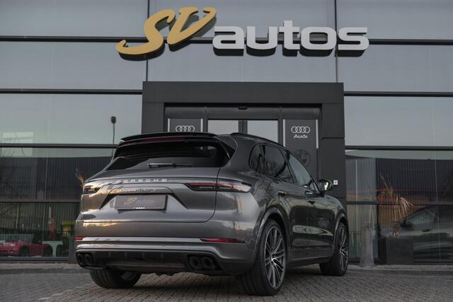 Porsche CAYENNE Turbo S 4.0 V8 680pk E-Hybrid Panoramadak 4-wielsturing Keramisch Luchtvering PDCC Trekhaak Matrix Bose NLauto 22" LMV 1e eigenaar!!