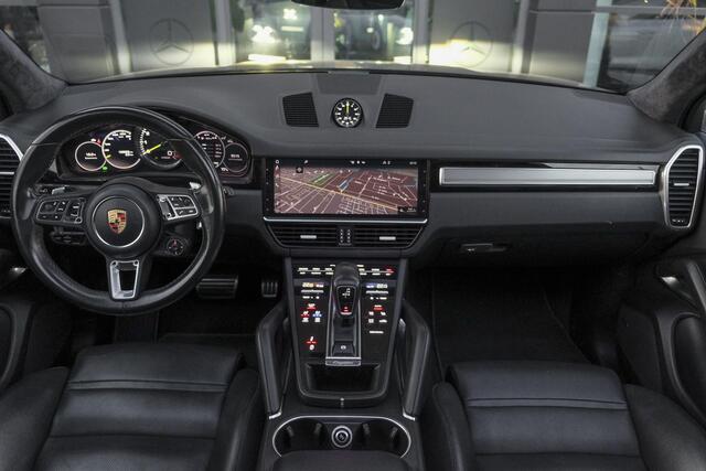 Porsche CAYENNE Turbo S 4.0 V8 680pk E-Hybrid Panoramadak 4-wielsturing Keramisch Luchtvering PDCC Trekhaak Matrix Bose NLauto 22" LMV 1e eigenaar!!