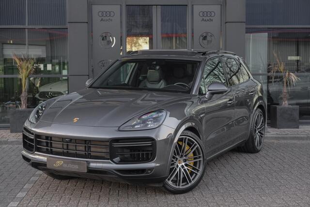 Porsche CAYENNE Turbo S 4.0 V8 680pk E-Hybrid Panoramadak 4-wielsturing Keramisch Luchtvering PDCC Trekhaak Matrix Bose NLauto 22" LMV 1e eigenaar!!