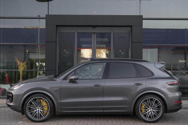 Porsche CAYENNE Turbo S 4.0 V8 680pk E-Hybrid Panoramadak 4-wielsturing Keramisch Luchtvering PDCC Trekhaak Matrix Bose NLauto 22" LMV 1e eigenaar!!