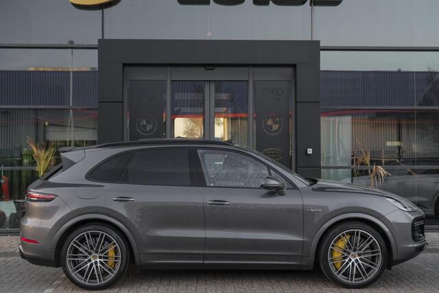 Porsche CAYENNE Turbo S 4.0 V8 680pk E-Hybrid Panoramadak 4-wielsturing Keramisch Luchtvering PDCC Trekhaak Matrix Bose NLauto 22" LMV 1e eigenaar!!