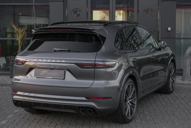 Porsche CAYENNE Turbo S 4.0 V8 680pk E-Hybrid Panoramadak 4-wielsturing Keramisch Luchtvering PDCC Trekhaak Matrix Bose NLauto 22" LMV 1e eigenaar!!