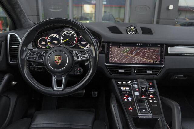 Porsche CAYENNE Turbo S 4.0 V8 680pk E-Hybrid Panoramadak 4-wielsturing Keramisch Luchtvering PDCC Trekhaak Matrix Bose NLauto 22" LMV 1e eigenaar!!