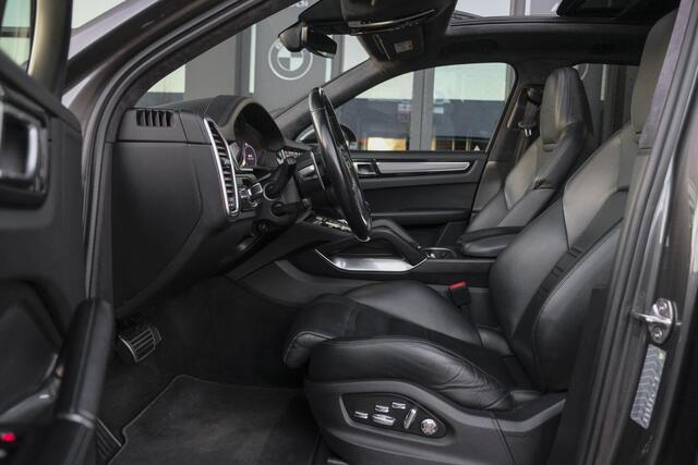 Porsche CAYENNE Turbo S 4.0 V8 680pk E-Hybrid Panoramadak 4-wielsturing Keramisch Luchtvering PDCC Trekhaak Matrix Bose NLauto 22" LMV 1e eigenaar!!