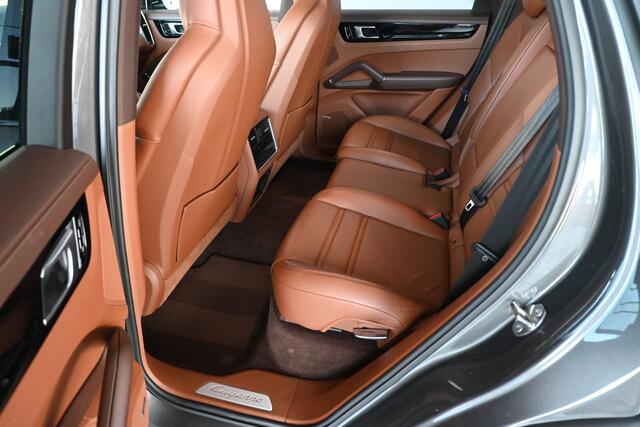 Porsche CAYENNE 3.0 E-Hybrid Panoramadak Adaptieve cruise Luchtvering Soft close 22" inch Org NL Inruil Mogelijk!