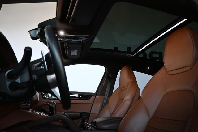 Porsche CAYENNE 3.0 E-Hybrid Panoramadak Adaptieve cruise Luchtvering Soft close 22" inch Org NL Inruil Mogelijk!