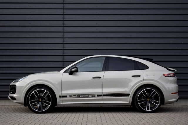 Porsche CAYENNE Coupé 3.0 E-Hybrid 462pk Sport Design | Panoramadak | Matrix PDLS+ | 22'' Velgen | Stoelventilatie | Bose | Achterasbesturing | Orig. NL |