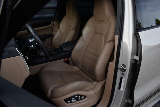 Porsche CAYENNE Coupé 3.0 E-Hybrid 462pk Sport Design | Panoramadak | Matrix PDLS+ | 22'' Velgen | Stoelventilatie | Bose | Achterasbesturing | Orig. NL |