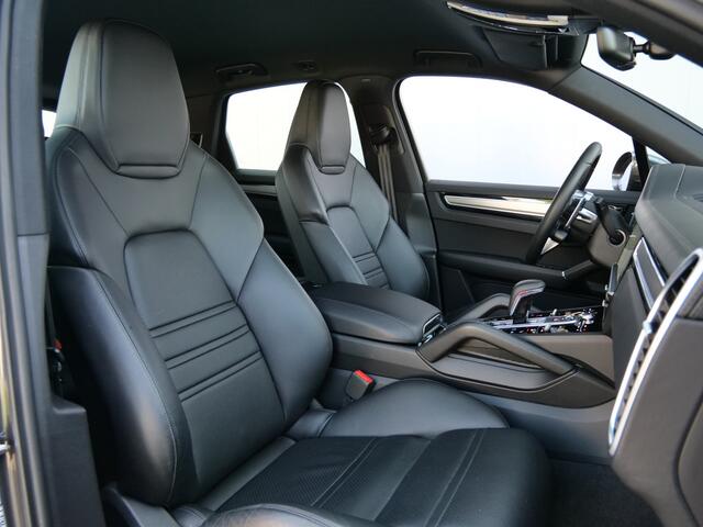 Porsche CAYENNE 3.0 E-Hybrid 470pk AUTOMAAT Trekhaak / Sportstoelen / Leder / Camera / Luchtvering