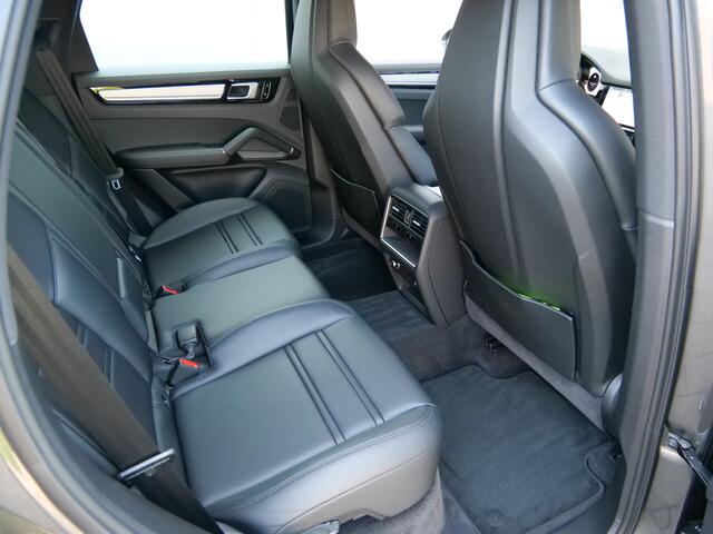 Porsche CAYENNE 3.0 E-Hybrid 470pk AUTOMAAT Trekhaak / Sportstoelen / Leder / Camera / Luchtvering