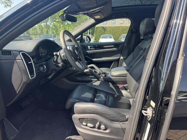 Porsche CAYENNE Coupé 3.0 / Trekhaak / Panoramadak / Camera / Luchtvering / 22'' / Bose / Stoelventilatie / Sportchrono / Stoelverwarming / DAB / ACC