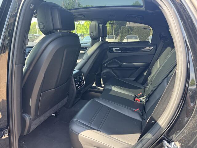 Porsche CAYENNE Coupé 3.0 / Trekhaak / Panoramadak / Camera / Luchtvering / 22'' / Bose / Stoelventilatie / Sportchrono / Stoelverwarming / DAB / ACC