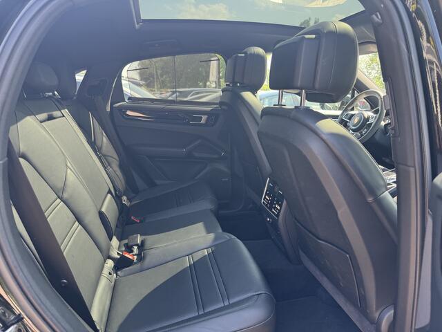 Porsche CAYENNE Coupé 3.0 / Trekhaak / Panoramadak / Camera / Luchtvering / 22'' / Bose / Stoelventilatie / Sportchrono / Stoelverwarming / DAB / ACC