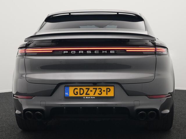 Porsche CAYENNE Coupé 3.0 E-Hybrid Plug In Hybrid 462PK Dealer O.H Facelift PHEV | Panodak | Luchtvering | Sportuitlaat | 4 Wiel Besturing | PDLS+ | Sport Chrono | InnoDrive Adaptive Cruise | SportDesign | Head up | Soft Close | 22"L.M | 360 Camera | 18-voudige leder