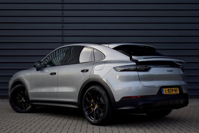 Porsche CAYENNE Coupé 3.0 E-Hybrid 462pk Lightweight Package | Carbon Pack | 22'' Velgen | Keramisch | Techart voorbumper | PDLS+ Matrix | 360 Camera | Bose | Sportuitlaat |