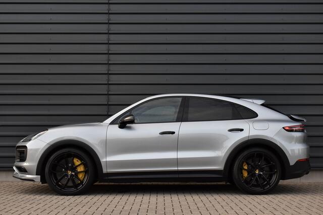 Porsche CAYENNE Coupé 3.0 E-Hybrid 462pk Lightweight Package | Carbon Pack | 22'' Velgen | Keramisch | Techart voorbumper | PDLS+ Matrix | 360 Camera | Bose | Sportuitlaat |