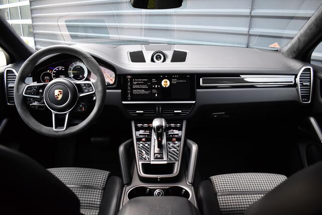 Porsche CAYENNE Coupé 3.0 E-Hybrid 462pk Lightweight Package | Carbon Pack | 22'' Velgen | Keramisch | Techart voorbumper | PDLS+ Matrix | 360 Camera | Bose | Sportuitlaat |