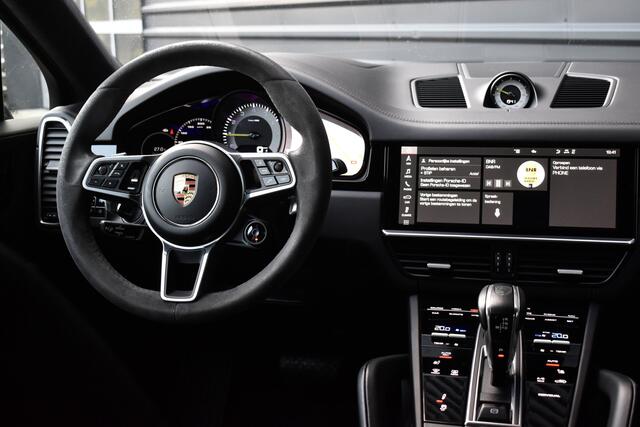 Porsche CAYENNE Coupé 3.0 E-Hybrid 462pk Lightweight Package | Carbon Pack | 22'' Velgen | Keramisch | Techart voorbumper | PDLS+ Matrix | 360 Camera | Bose | Sportuitlaat |