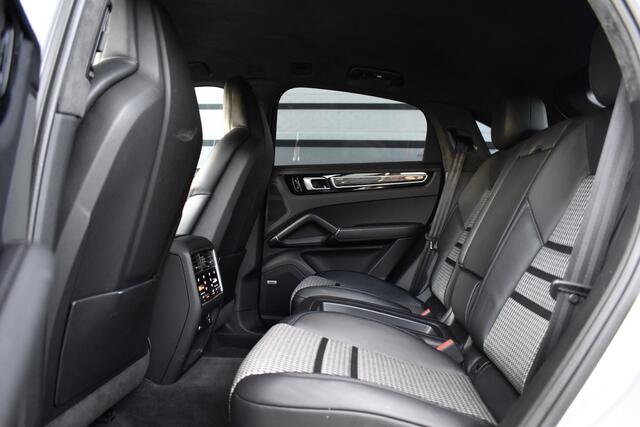 Porsche CAYENNE Coupé 3.0 E-Hybrid 462pk Lightweight Package | Carbon Pack | 22'' Velgen | Keramisch | Techart voorbumper | PDLS+ Matrix | 360 Camera | Bose | Sportuitlaat |