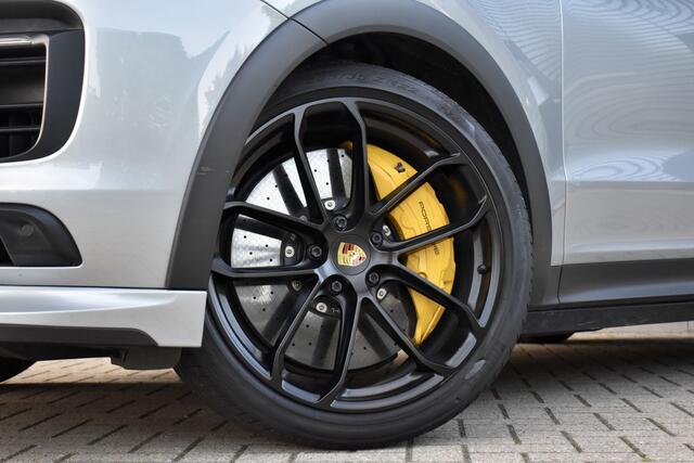 Porsche CAYENNE Coupé 3.0 E-Hybrid 462pk Lightweight Package | Carbon Pack | 22'' Velgen | Keramisch | Techart voorbumper | PDLS+ Matrix | 360 Camera | Bose | Sportuitlaat |
