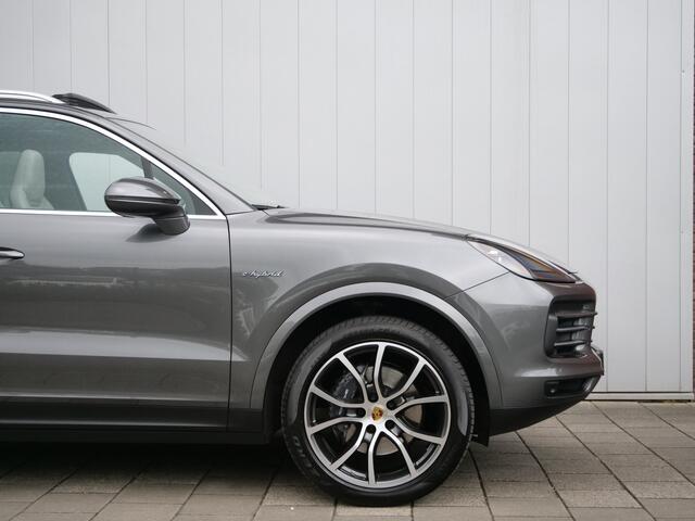 Porsche CAYENNE 3.0 E-Hybrid 340pk Automaat 21 Inch / Panoramadak / Soft-close / Apple Carplay