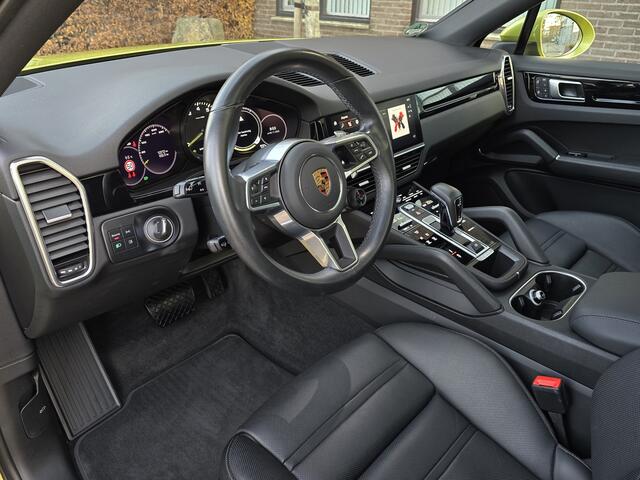 Porsche CAYENNE Coupé 3.0 E-Hybrid 4WD 340 PK PANO SLECHTS 12.212 KM !! LUCHTVERING ADAPTIVE CC 360* CAMERA UNIEKE KLEUR PERIDOT METALLIC AUTOMATISCH INKLAPBARE TREKHAAK STUUR STOEL VERWARMING