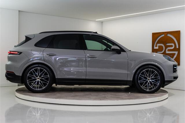 Porsche CAYENNE 3.0 E-Hybrid 470PK | Krijt | Pano | InnoDrive | Sfeer | Bose | Lucht | 12 MND Garantie