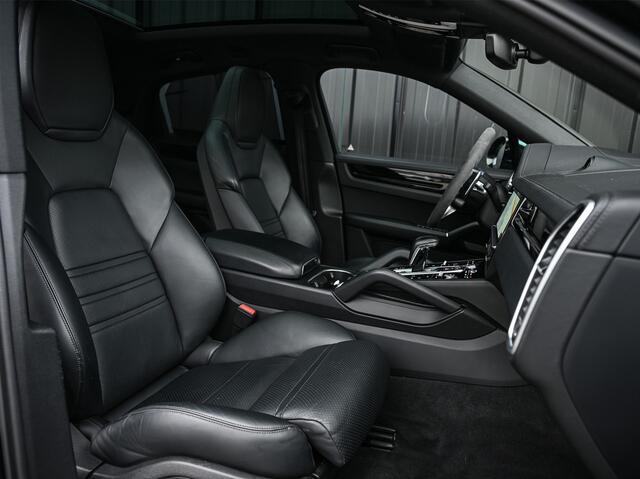Porsche CAYENNE Coupé 3.0 E-Hybrid · Sport Chrono · NL-auto · Panoramadak · Bose Sound · Keyless · 360 Camera · 4 Wheel steering · Adaptive Cruise · Memory Seats · Nachtzicht assistent · Trekhaak