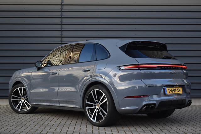 Porsche CAYENNE 3.0 E-Hybrid 470pk SportDesign | Pano | Bijrij. Display | Matrix | ACC | 22'' Wielen | Trekhaak | Achterasbest. | Bose |