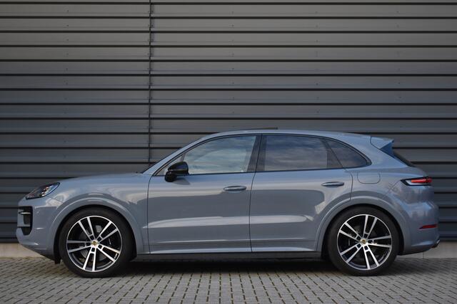 Porsche CAYENNE 3.0 E-Hybrid 470pk SportDesign | Pano | Bijrij. Display | Matrix | ACC | 22'' Wielen | Trekhaak | Achterasbest. | Bose |