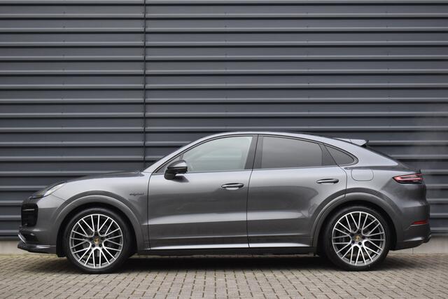 Porsche CAYENNE Coupé 3.0 E-Hybrid SportDesign Techart | Pano | ACC | 22'' Wielen | PDLS+ Matrix | Alcantara dakhemel | Matrix PDLS+ |