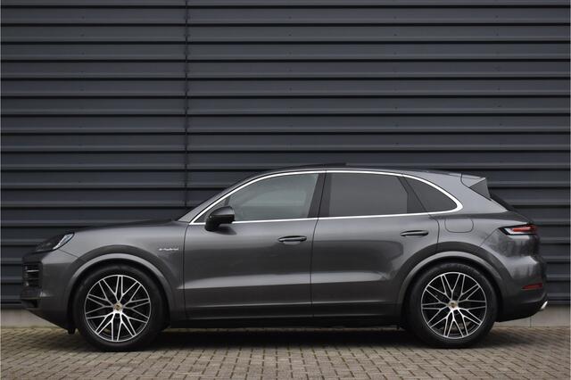Porsche CAYENNE 3.0 E-Hybrid 470pk Sport Chrono | Panorama | Matrix | ACC | 21'' Wielen | Bose | Trekhaak | Orig. NL |