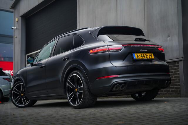 Porsche CAYENNE 3.0 E-Hybrid 463 pk Sport-Chrono / Pano-Dak/ Matrix-Led/ Lucht-Vering/ Bose-Sound/ Sport-Stoelen/ Stoel.Verw/ 360-Camera/ Adap.Cruise/ 22'' LMV