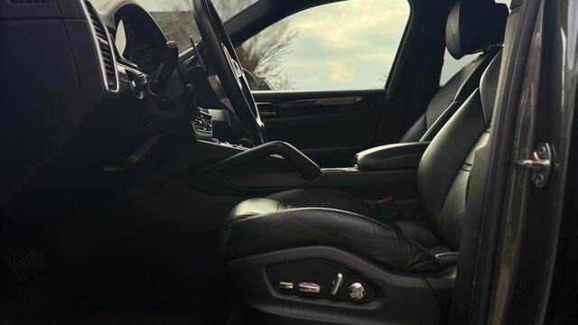 Porsche CAYENNE 3.0 E-Hybrid Pano | Leer | Sport |