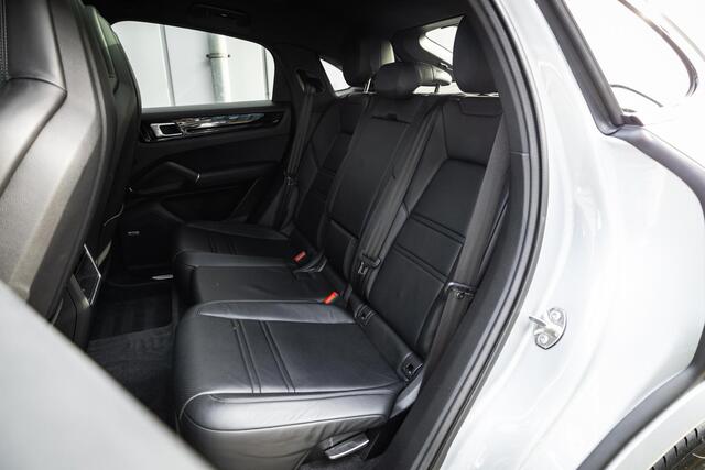 Porsche CAYENNE Coupé 3.0 E-Hybrid Sportuitlaat | Elekt. Trekhaak | NL Auto