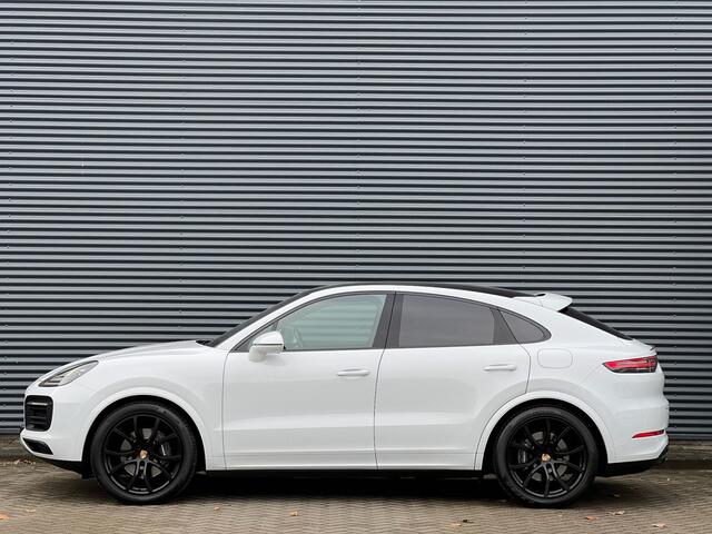 Porsche CAYENNE Coupé 3.0 E-Hybrid Carrarawit Metallic Panoramadak Luchtvering Sport-Chrono Achterasbesturing Softclose Vol-Leder NL-Auto