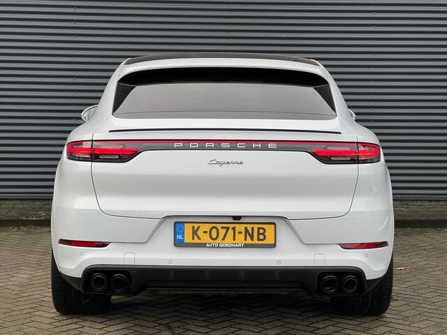 Porsche CAYENNE Coupé 3.0 E-Hybrid Carrarawit Metallic Panoramadak Luchtvering Sport-Chrono Achterasbesturing Softclose Vol-Leder NL-Auto