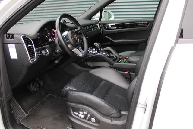 Porsche CAYENNE Coupé 3.0 E-Hybrid Carrarawit Metallic Panoramadak Luchtvering Sport-Chrono Achterasbesturing Softclose Vol-Leder NL-Auto
