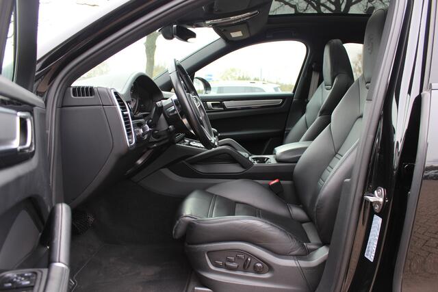 Porsche CAYENNE Coupé 3.0 E-Hybrid Platinum Edition / Panoramadak / 360Camera / Luchtvering / 21'' / Sfeerverlichting / Sportchrono / Bose / Keyless / Sportuitlaat / Dodehoek / DAB / Stoelverwarming / ACC