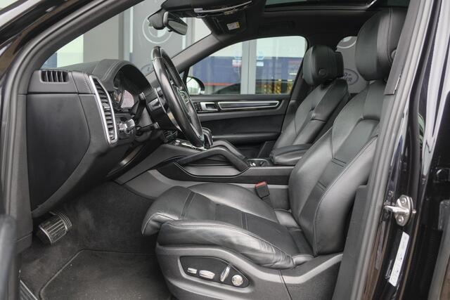 Porsche CAYENNE S 2.9 S 441pk Panoramadak Trekhaak elektrisch Comfortstoelen Black edition Luchtvering DAB Sfeerverlichting