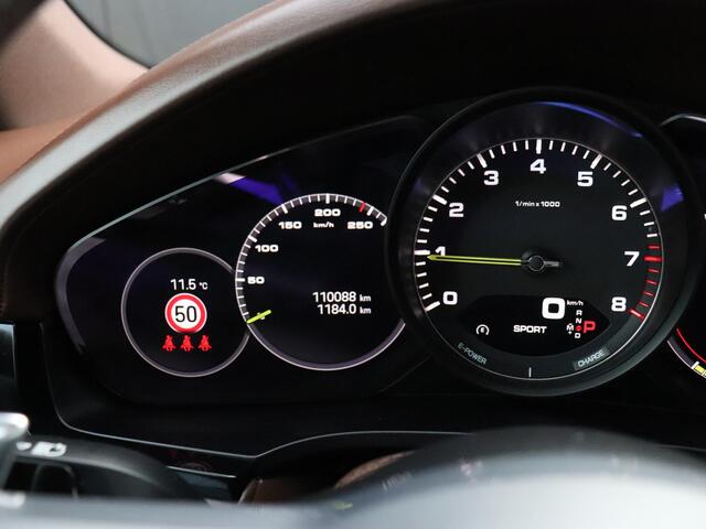 Porsche CAYENNE 3.0 E-Hybrid | SPORT-CHRONO | LUCHT-VERING LEDER | PANO-DAK | BOSE | TREKHAAK | ENTERTAINMENT | HEAD-UP | CAMERA | ACHTERAS BEST | CARBON